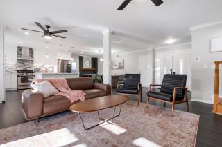 HUGE 5BR Family Retreat Backyard & Patio Lounge - 0