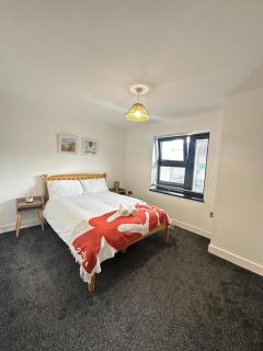 Newly refurbished 2-bedroom apartment with balcony & Free Parking - 2