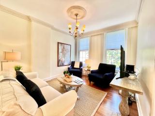 RARE 3 BDR HEART of Old Town Walk to King St - 3