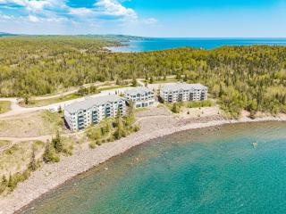 Majestic Lake Views King Suite, 2 Queen Beds and Heated Pools - 6