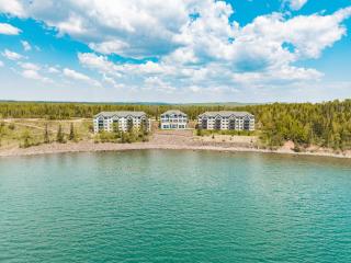 Majestic Lake Views King Suite, 2 Queen Beds and Heated Pools - 7