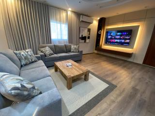 A two-bedroom apartment that can accommodate 6 people and a spacious hall with a kitchen - 0