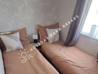 Stylish Family Caravan Retreat - Seal Bay, Selsey - 3