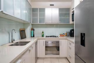 Stylish Bondi Apartment with Patio, Parking & Wi-Fi - 7