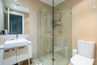 Stylish Bondi Apartment with Patio, Parking & Wi-Fi - 2