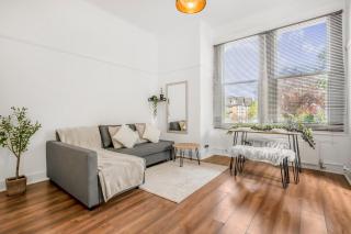 Stylish 1BR Flat-Terrace-Free Parking-Rail Station - 3