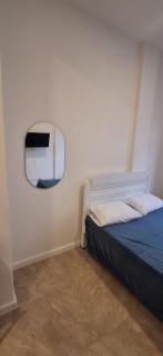 Lindo apartamento com vista para rua, sem barulho, confortável aconchegante e com toda facilidade para sua estadia uma quadra da praia de copacabana - 6