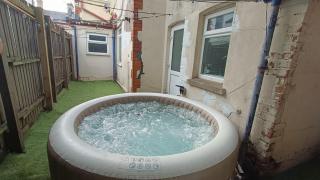Peaceful Hideaway with Hot Tub near Cardiff Centre - Cardiff - 5