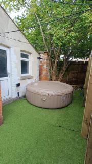 Peaceful Hideaway with Hot Tub near Cardiff Centre - 4