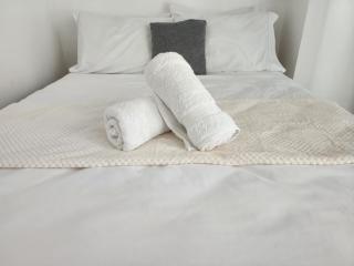 Modern Bright Cozy Stylish 1BR Venice BGC Balcony - 5