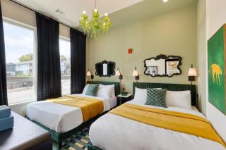 Sleeps 16 2 Homes Next Door Walk to Dining Music Lischey Loft The Bloom House by AvantStay - 8