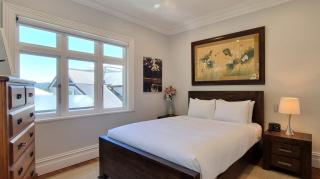 High-End Haven, Moments from the Water with Free Parking - 2