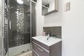 Spacious 5BR, Sleeps 10 Guests in City Centre - 0