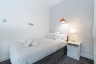 Spacious 5BR, Sleeps 10 Guests in City Centre - Peterborough - 7