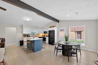 Spacious Family Home BBQ and Outdoor Area - 5