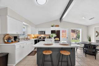 Spacious Family Home BBQ and Outdoor Area - 9