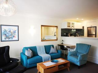 Stylish City Apartment with Free Parking - 5