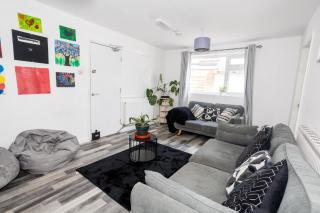 The 5 BDR Retreat within city centre - sleeps up to 10 people - 0