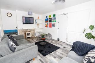 The 5 BDR Retreat within city centre - sleeps up to 10 people - 9