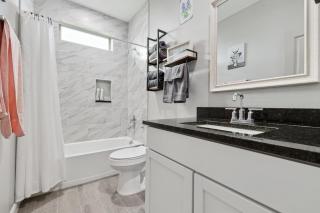 Modern Escape in Cedar Creek - 1