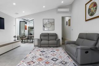 Stylish 2BR House Walk to Parks & Cafès - 5