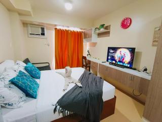 2304T2 Avida Towers IT Park Queen Bed 380Mbps Wi-Fi - 0