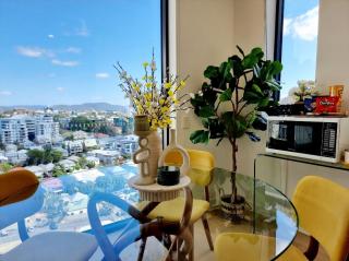 Premium City Escape-Stunning Skyline Views - 0