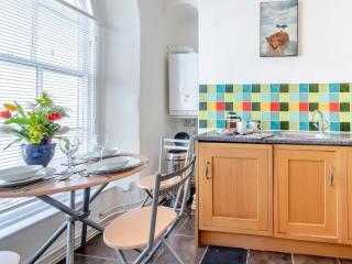 2 Bed in Tenby FB025 - 3