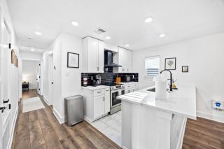 4BR Modern Getaway by Lackland & SeaWorld - 8