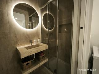 TVM simple studio in old Lisbon - 3