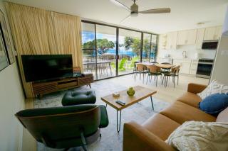 OCEAN FRONT modern 2BR 2BA, king bed, beach, pool! - 0