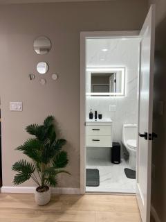 Modern 3BR and Office Near NYC With Parking - Sleeps 7 - 9