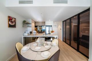 The Queen’s Perch - Lv 42 Riverview Apt on Casino - 6