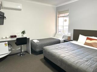 No 1 Motels - 4