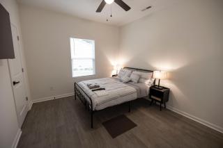 4 Min to Downtown - 10 Min to Elon - Washer and Dryer - 6