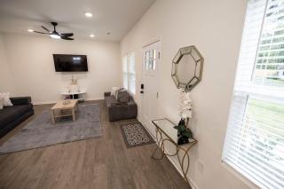 4 Min to Downtown - 10 Min to Elon - Washer and Dryer - 6