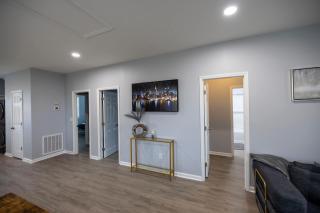 3 Min to Downtown - 10 Min to Elon - Smart TVs - 1
