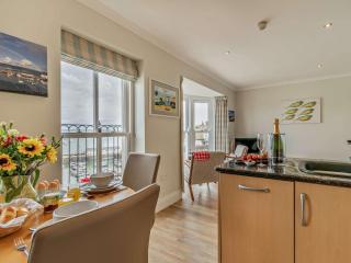 2 Bed in Tenby FB112 - 6