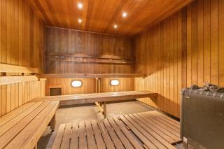 Docklands Waterfront Apartment with Views - 8