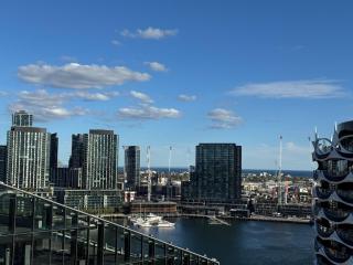 Docklands Waterfront Apartment with Views - 4