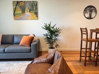 Docklands Waterfront Apartment with Views - 3