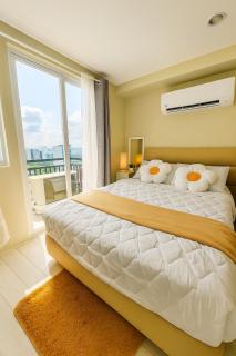 Budget Condo near Ayala Mall Cebu & IT Park - Sea and City View with Balcony - 0