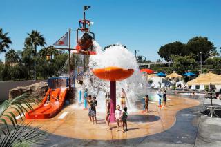 Howard Johnson by Wyndham Anaheim Hotel & Water Playground - 3