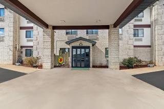 Super 8 by Wyndham Uniontown PA - 4