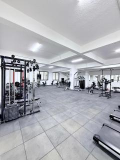 Elegant classy apartment with swimming pool ,fully equipped gym ,child play area and close proximity to shopping malls and great breathtaking views in lavinton - 6