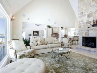 Stunning Waterfront Villa Rental with a Jacuzzi and a Heated Pool for a Luxury Getaway in the Hamptons, New York - 8