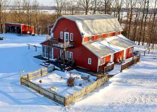Beautifully Furnished Barn Getaway Located on a Sustainable Living Farm near Metropolis, Illinois - 4