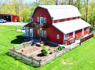 Beautifully Furnished Barn Getaway Located on a Sustainable Living Farm near Metropolis, Illinois - 1