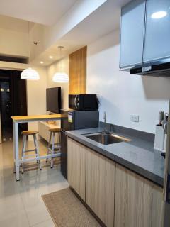 Aesthetic 1 BR with Pool & Balcony Makati view - 9