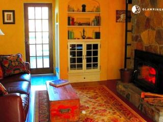 Luxurious Riverfront Cottage with a Hot Tub and a Fireplace near the Twin Lakes, Connecticut - 8